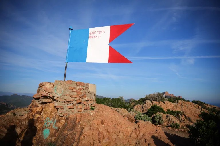 St RAPHAEL AGAY Le Drapeau 01