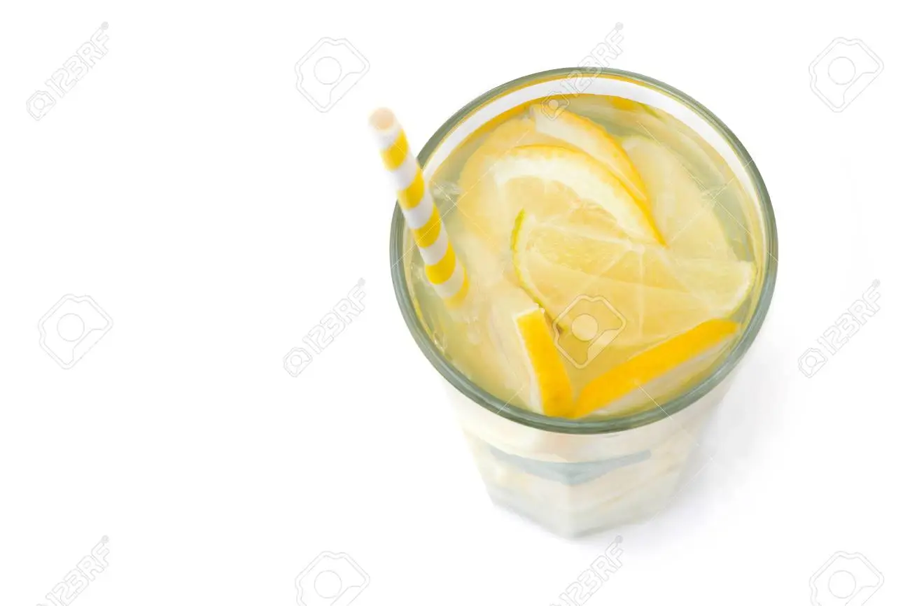 90878902 eau citronnée fraîche en verre isolé sur fond blanc rafraîchissement et boisson rafraîchissante vue 